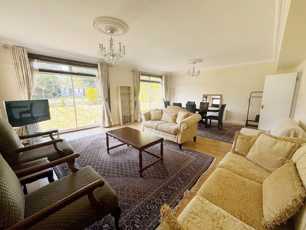 Bright & Spacious House Near Central London