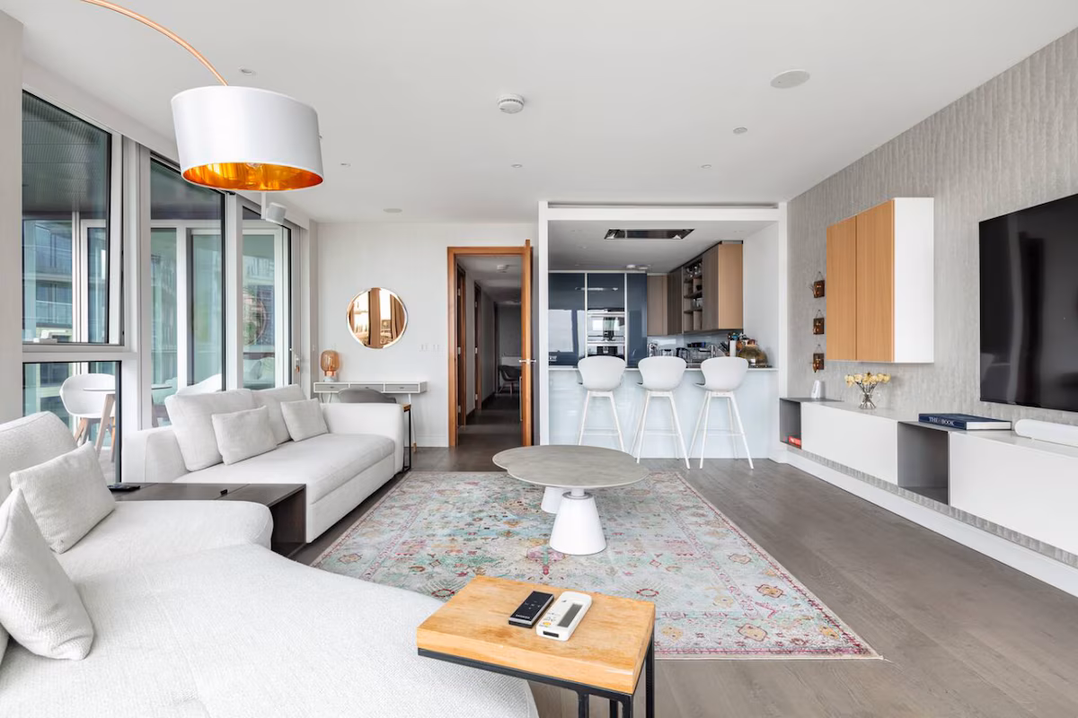 Elegant Riverside 3BR Apartment w/ Panoramic Views — photo 2