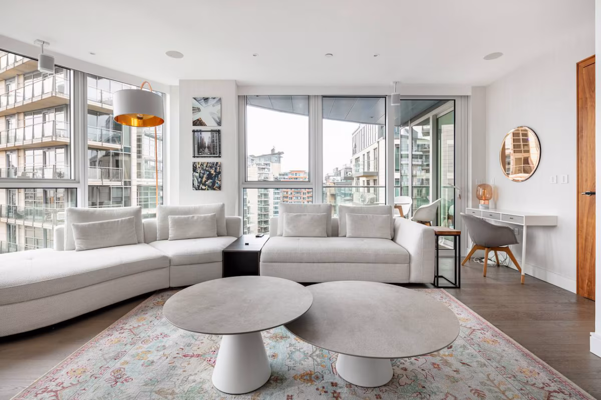 Elegant Riverside 3BR Apartment w/ Panoramic Views — photo 3