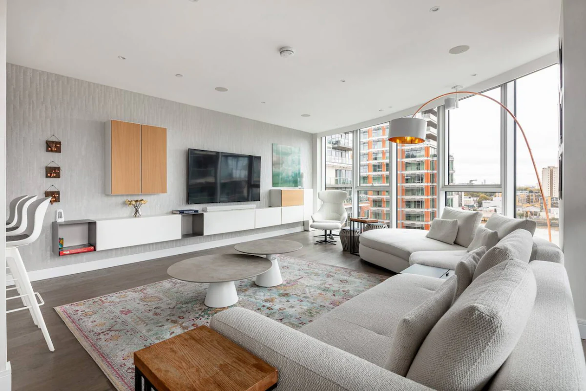 Elegant Riverside 3BR Apartment w/ Panoramic Views — photo 4