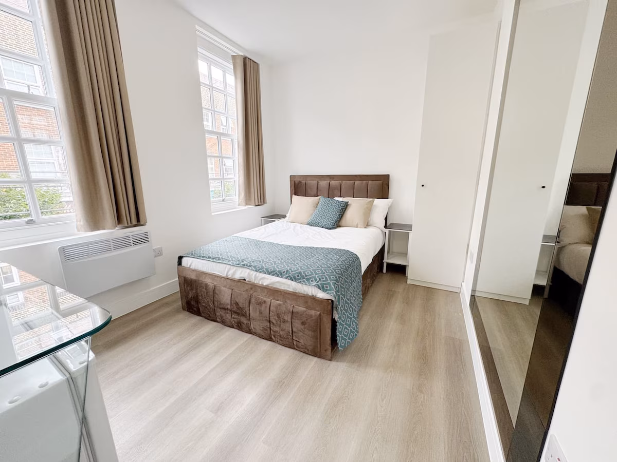 K2. Central London Stay–Steps from Shops & Station
