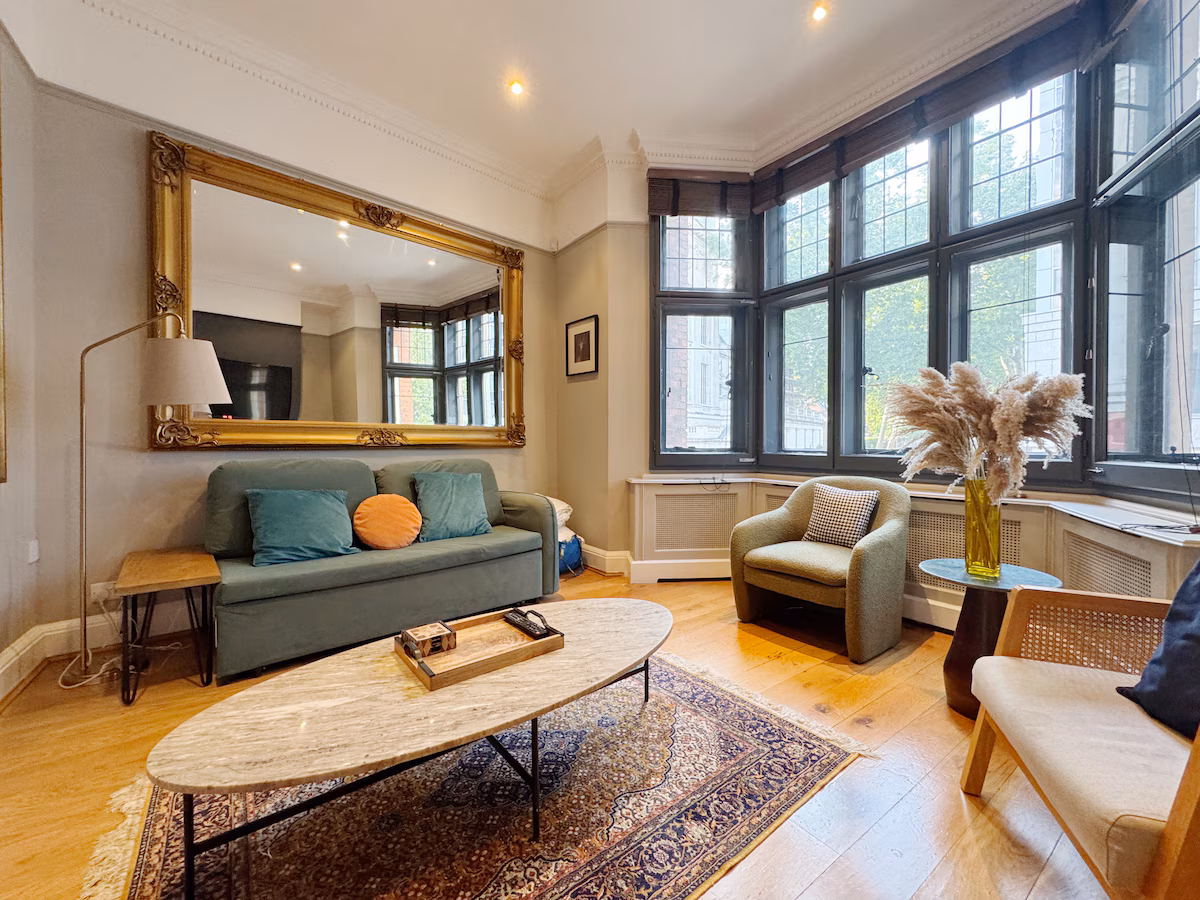 Stylish Duplex Condo Opposite Hyde Park