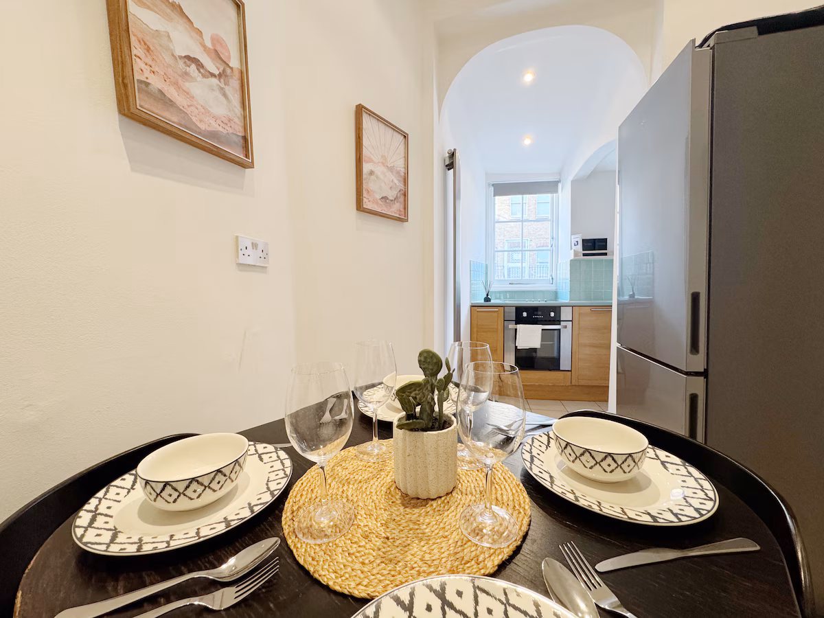 Stylish Duplex Condo Opposite Hyde Park — photo 3