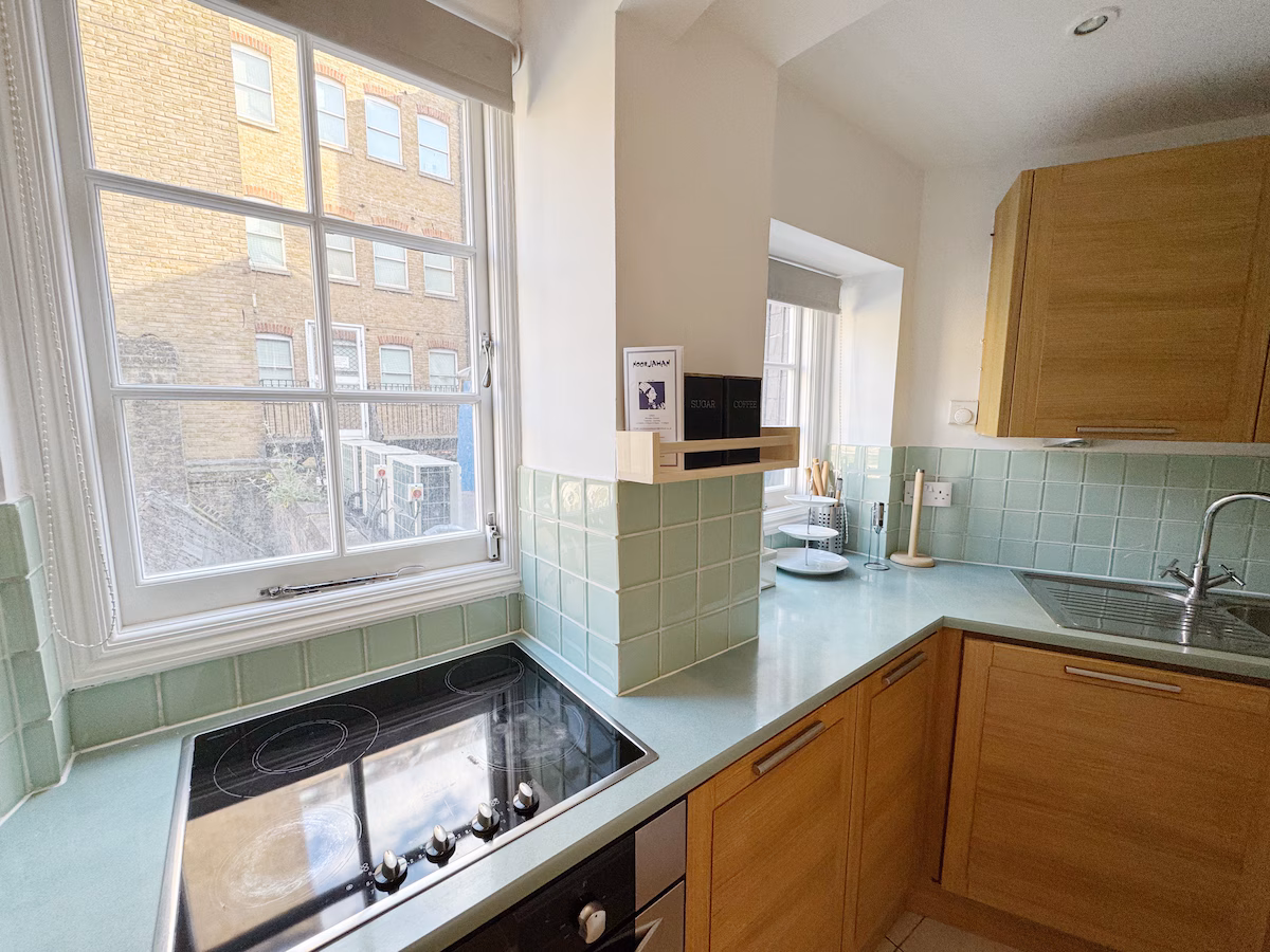Stylish Duplex Condo Opposite Hyde Park — photo 5